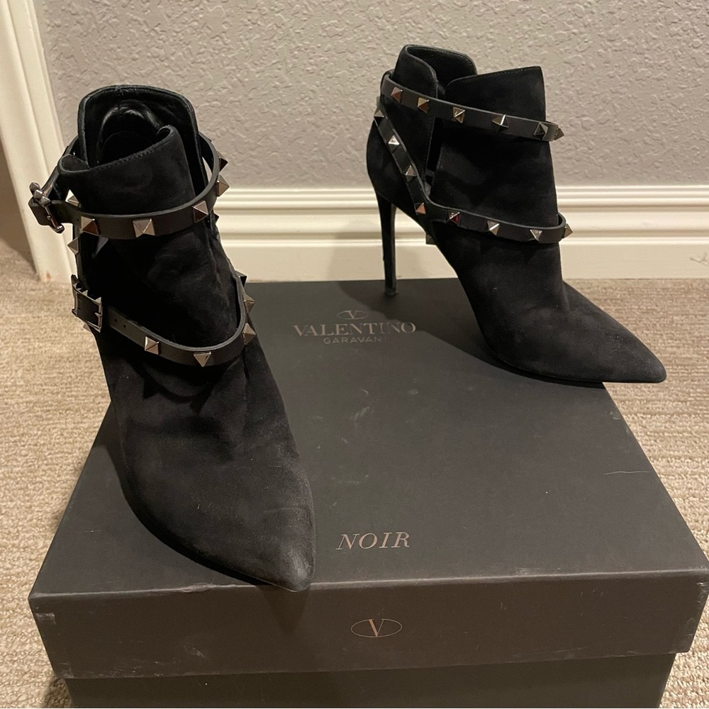 Valentino Garavani Noir 100mm Rockstud Ankle-Strap Suede Bootie